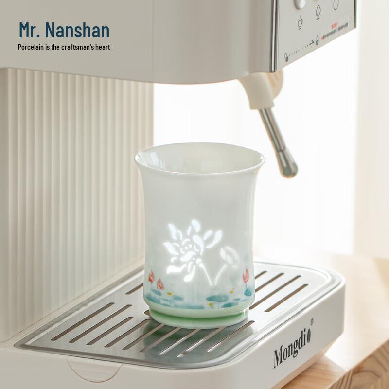 Pan. Ručně malovaný keramický šálek na kávu Nanshan s motivem nefritového lotosu