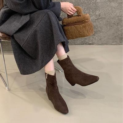 Koreansk version av retro nisch fyrkantig tå lågklackade korta stövlar för dam 2025 höst och vinter nya mockamode mångsidiga och smala mode stövlar
