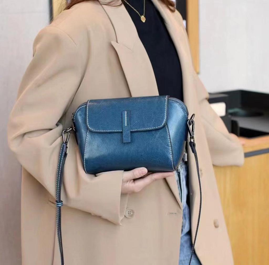 Bolsa Transversal Retro Feminina em Couro Genuíno - Elegante, Versátil, Pequena Bolsa de Couro para Ombro para o Dia a Dia.
