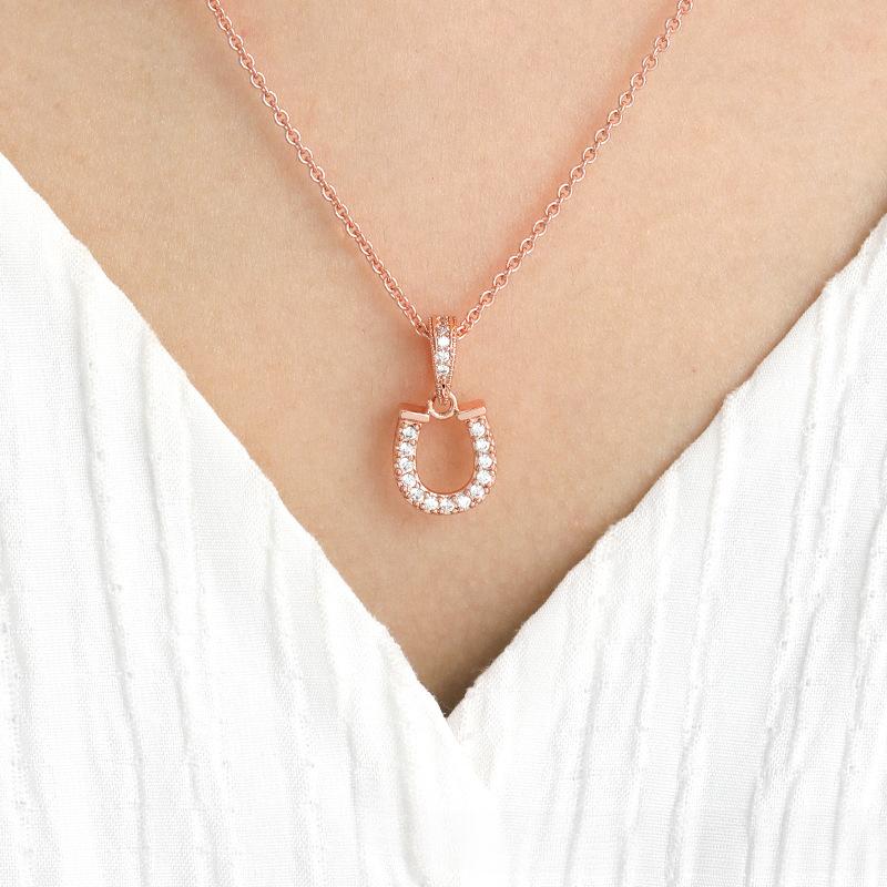 Original Design Horseshoe Shaped Pendant with Japanese and Korean Minimalist INS Style Street Wear Letter U Necklace