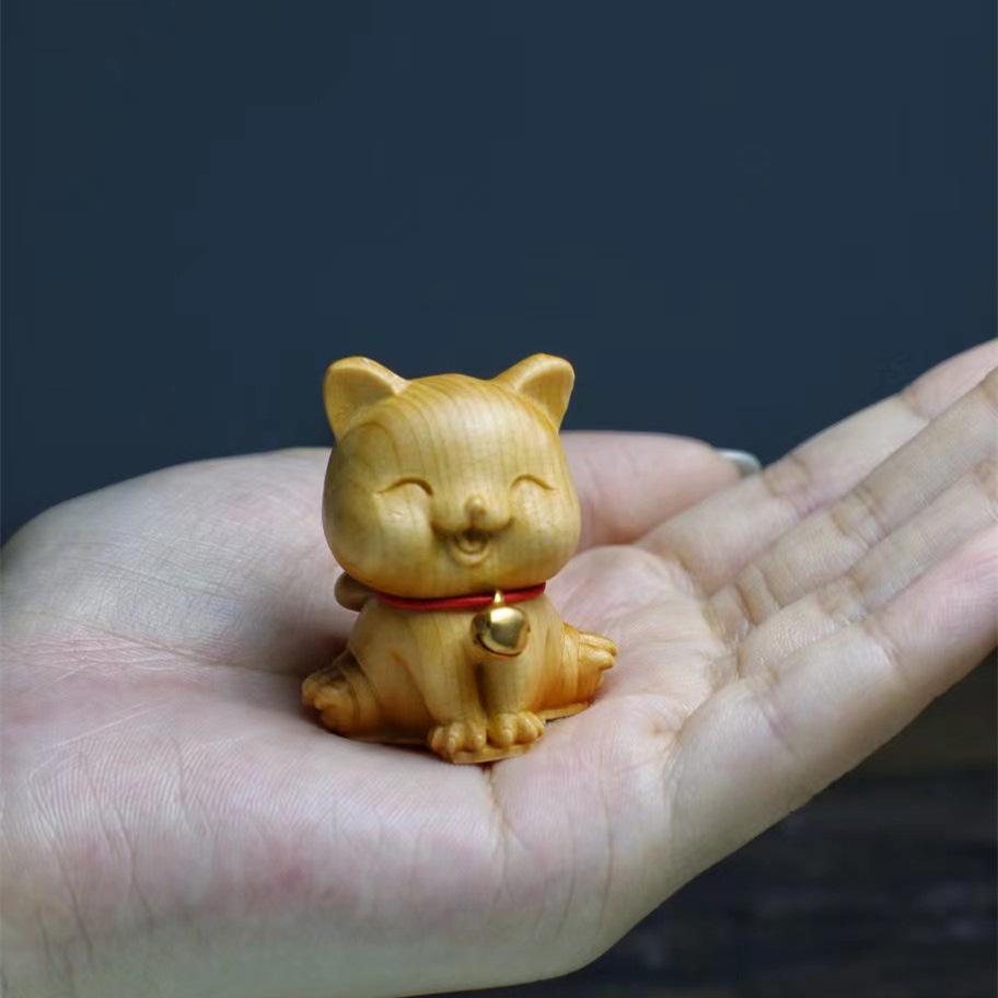 Thuja Wood Zodiac Animals: Rzeźbione wisiorki z motywem Kaczora Donalda i Myszki Miki.