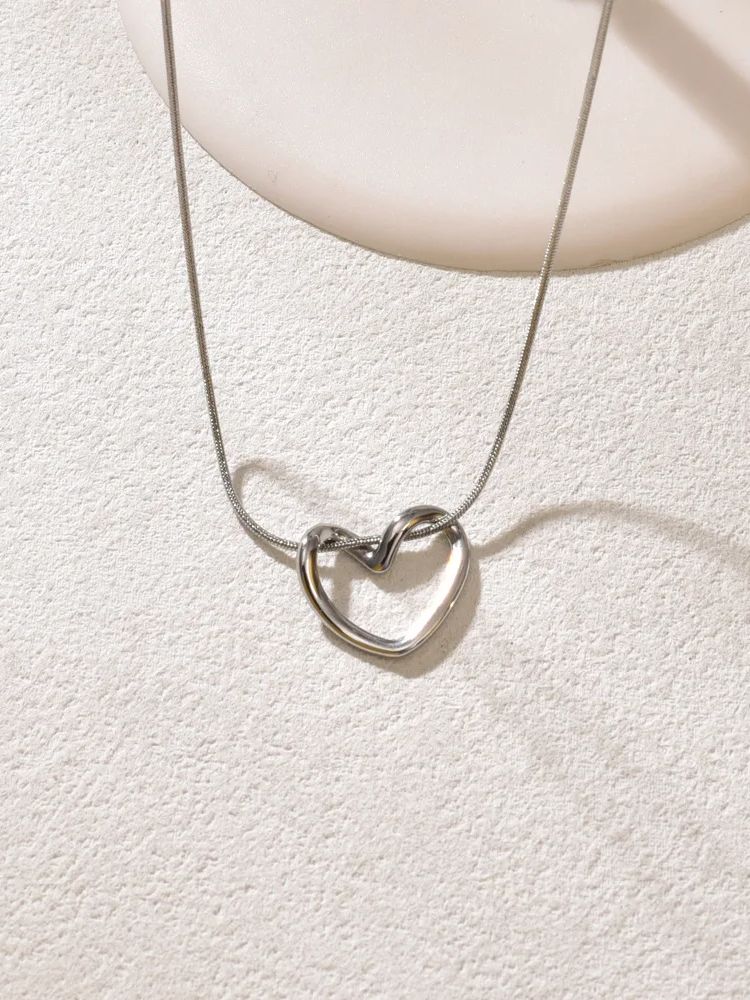 L40 titanium steel hollow heart necklace for women with a light luxury design, heart pendant, temperament, collarbone chain