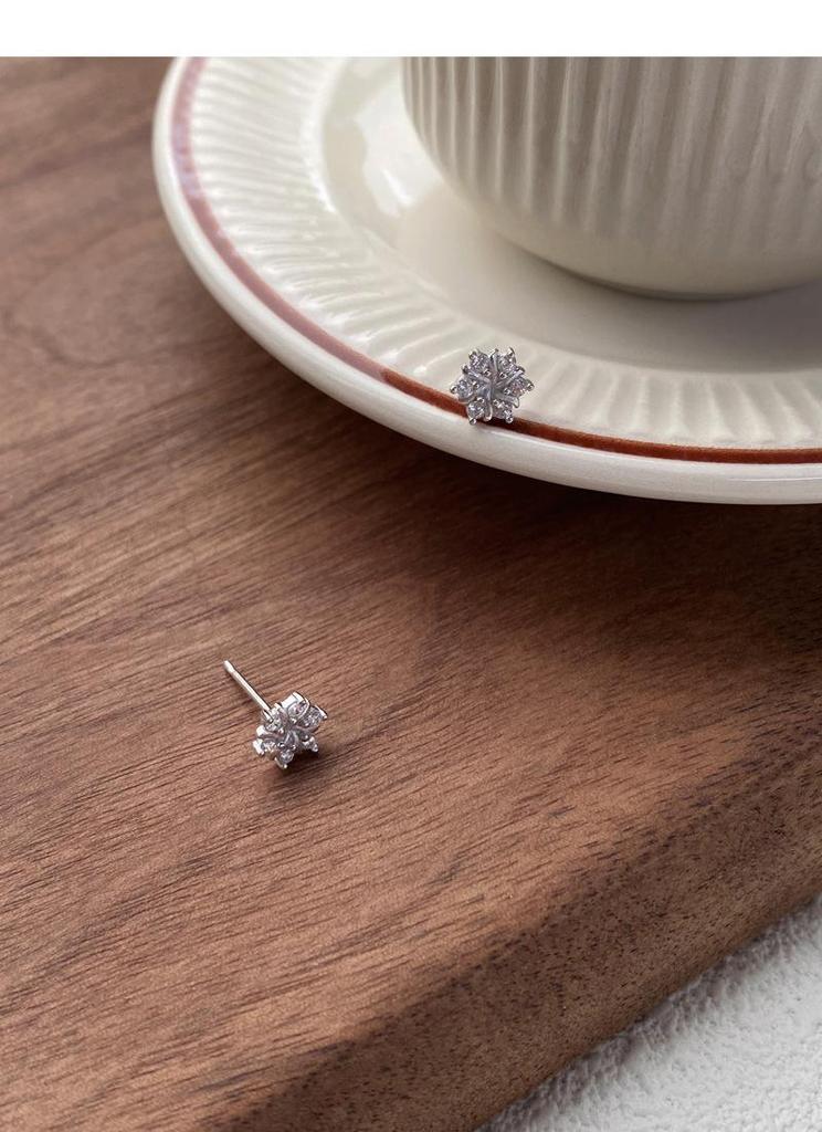 Sterling Silver Snowflake Zirconia Stud Earrings – Light Luxury, Versatile, High-End Jewelry for Women, Perfect for Autumn, Winter, and Christmas.