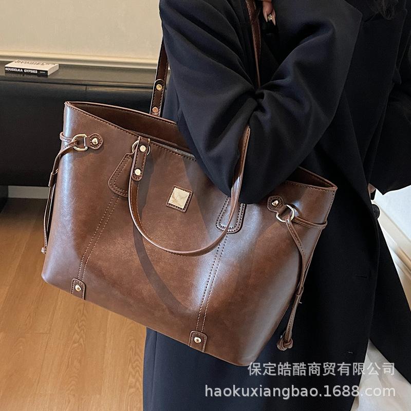This year's popular bag women's large-capacity 2025 new autumn and winter retro versatile shoulder bag student class tote bag