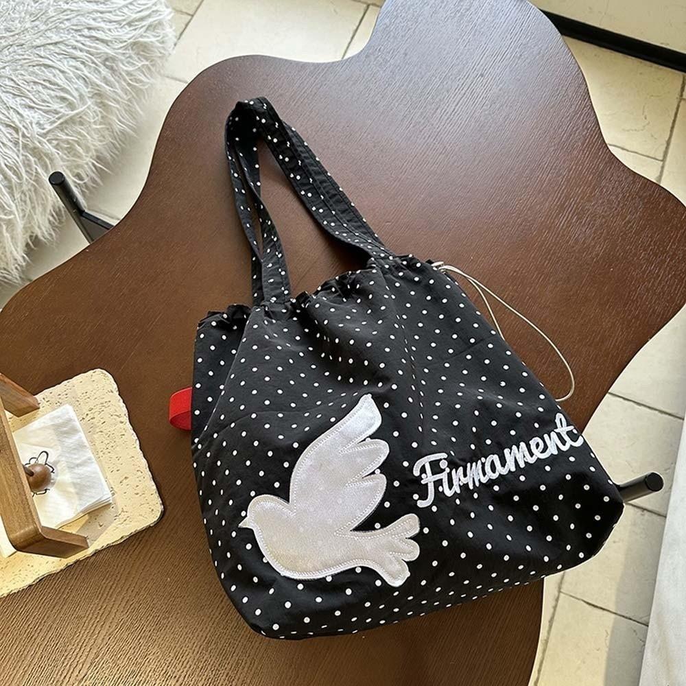 

Ultra-Lightweight Construction Floral Embroidered Pouch Weekend Picnic Essential чорний