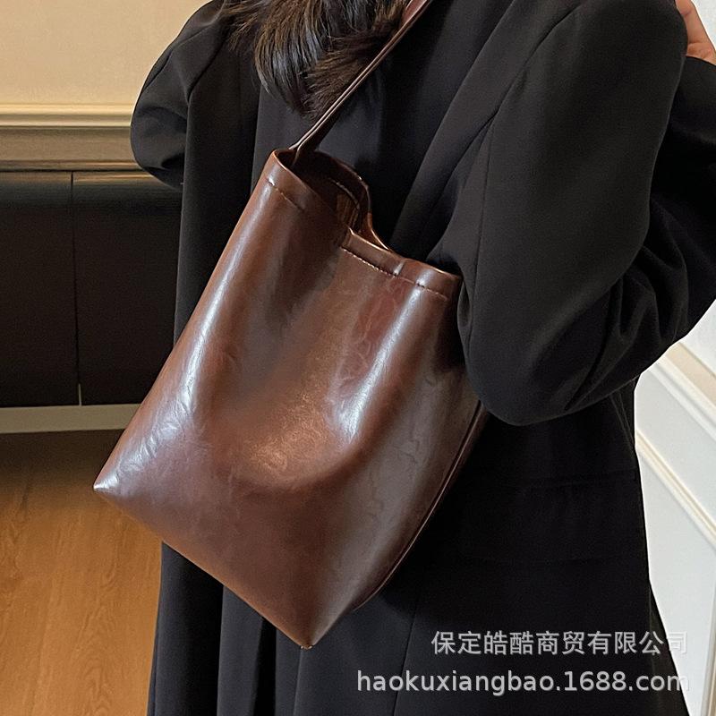 Premium Sense Niche Bag Women's Autumn and Winter 2025 New Retro Versatile Shoulder Messenger Bag Casual and Explosive Bucket Bag
