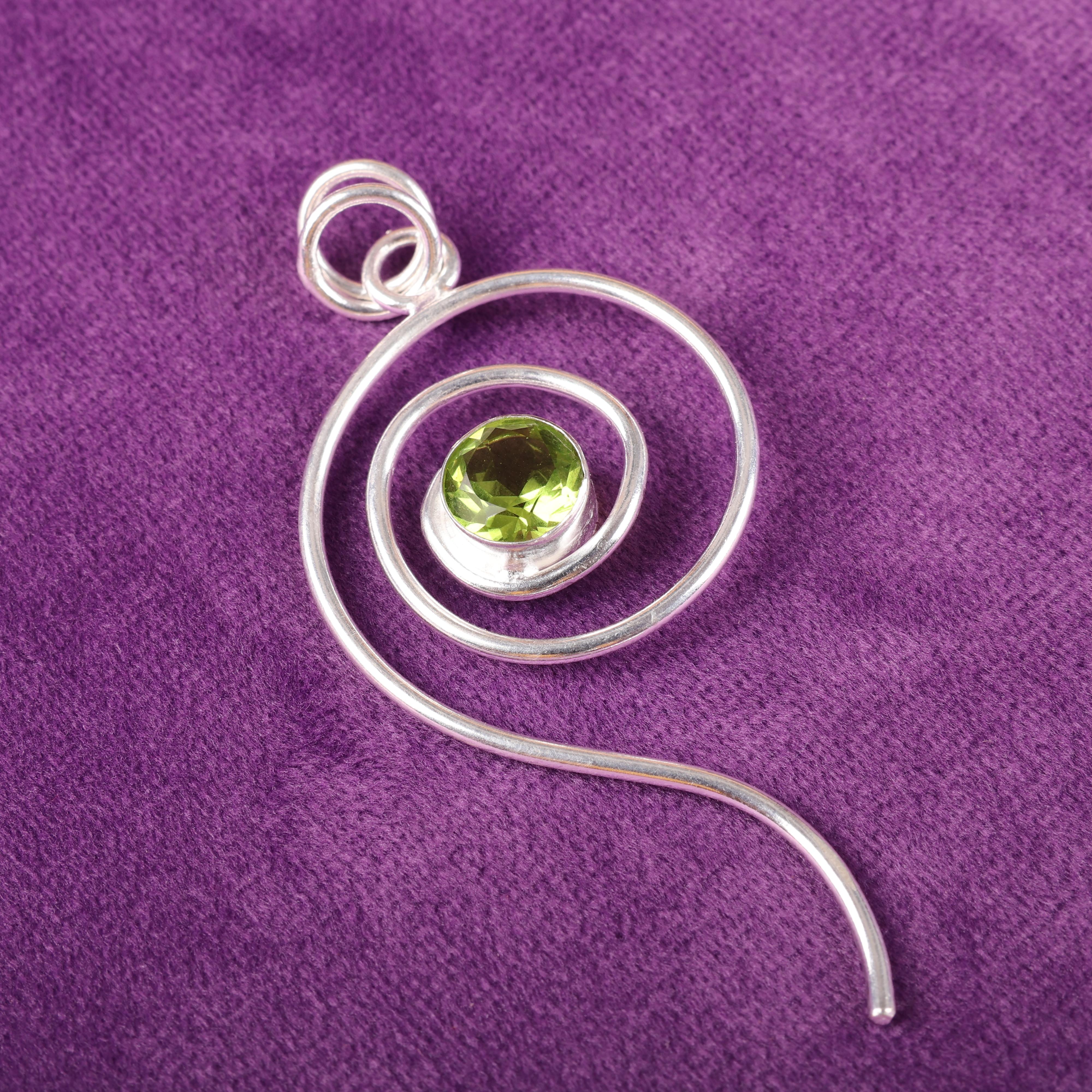 

Подвеска с драгоценным камнем перидот, кулон из цельного серебра 925 пробы, ювелирное изделие ручной работы, кулон с камнем по дате рождения, подарок для него 2.57 Inches зелёный