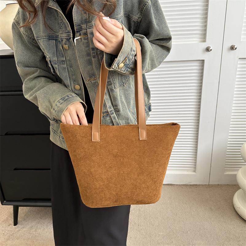 Fashionable Vintage Inspired Tote Bag For Women With Spacious Design And Soft Fabric