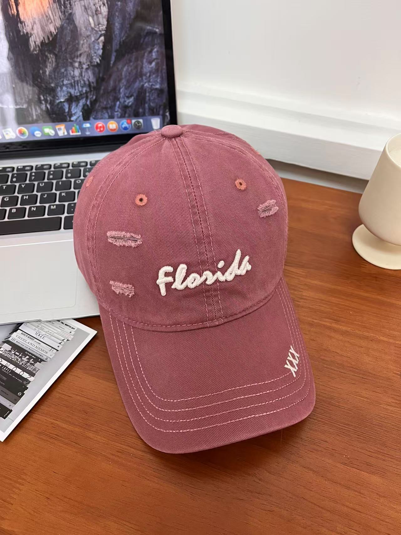 

2025 spring hole three-dimensional embroidery baseball cap street face small versatile sunshade couple cap tide M（56-58cm） розовый