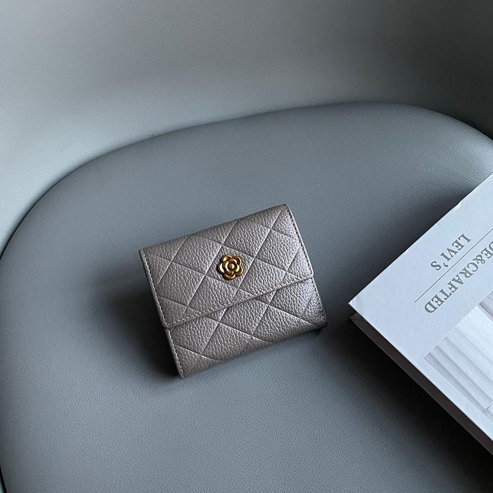 

Класичні жіночі гаманці з ромбоподібною прошивкою з діамантами, гаманець з натуральної шкіри ікри, короткий гаманець з першого шару коров ячої шкіри, гаманець з квіткою камелії, біфолд без логотипу