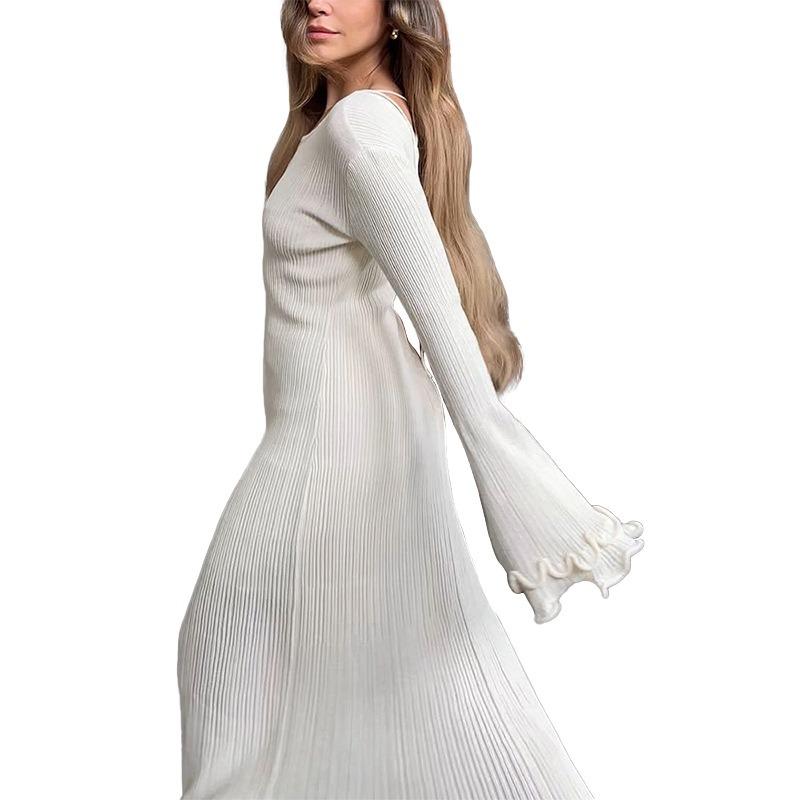 Elegantní pletené dlouhé šaty s vroubkovaným výstřihem a dlouhým rukávem Dámské dlouhé kudrnaté šaty úzkého střihu s vysokým pasem