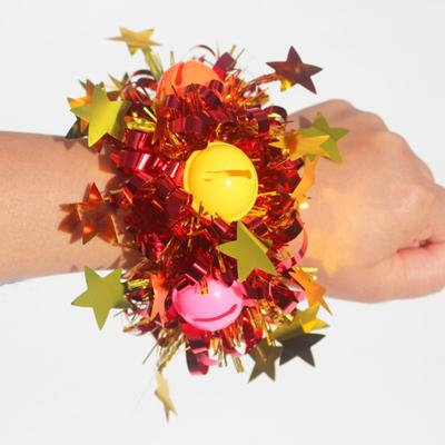 2 Pièces Fleur de Poignet avec Décoration Clochette Étoile Pom-Pom Girl Cheer Élastique Bracelet Célébration de Vacances Métallique Étincelant