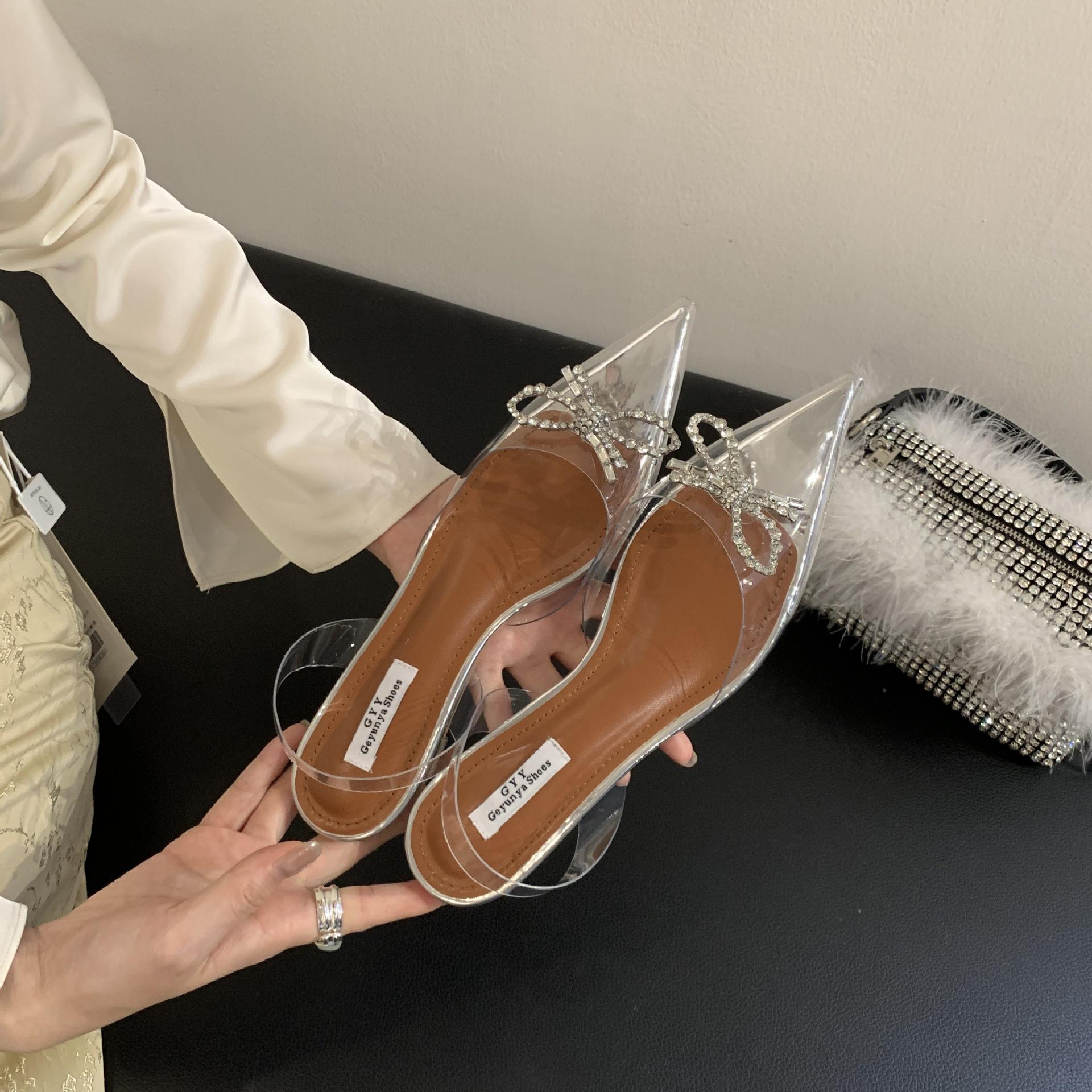 

Баотоу прозрачные босоножки на среднем каблуке женственность бант кристалл толстый каблук острый носок сексуальные стразы высокие каблуки одинарная обувь 40