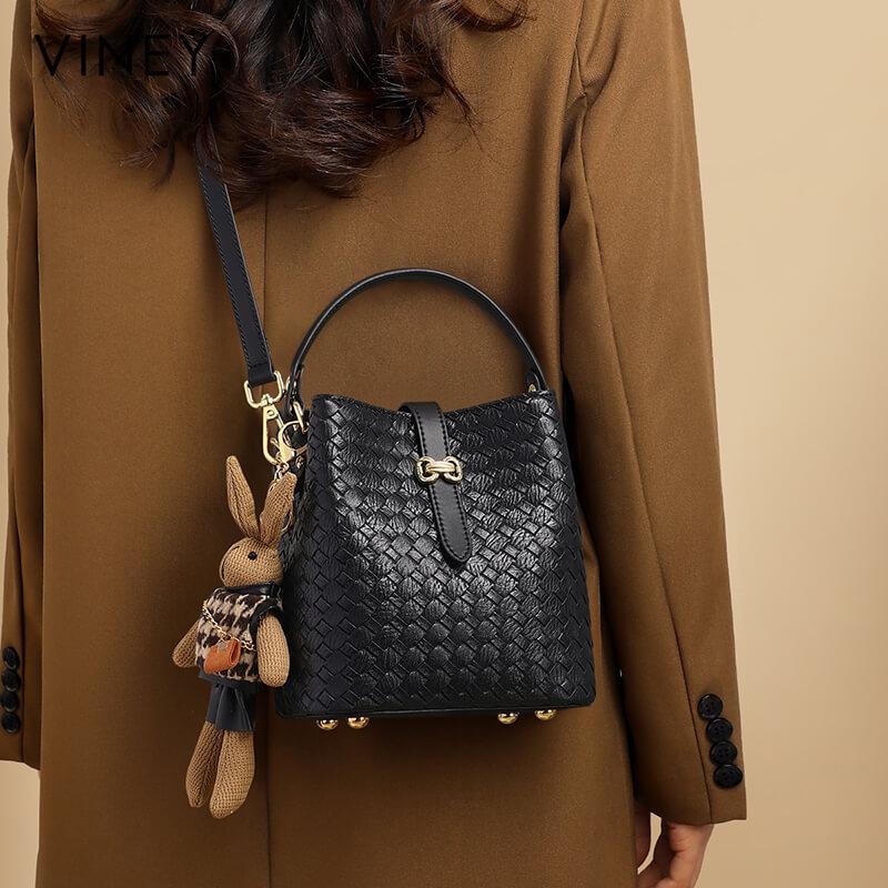 Bucket bag women's autumn new women's bag messenger bag fashion high sense portable woven bag luggage