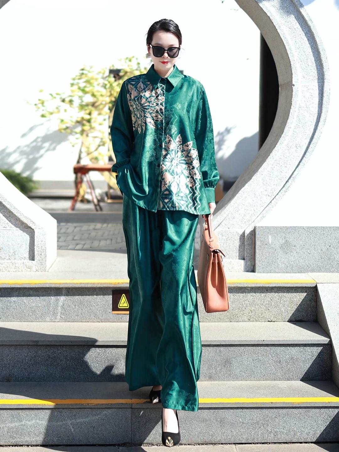 

Spring Collection: Elegant Mid-Length Printed Women s Suit for a Chic, Age-Reducing Look One Size Fits 90-165 Jin зелёный