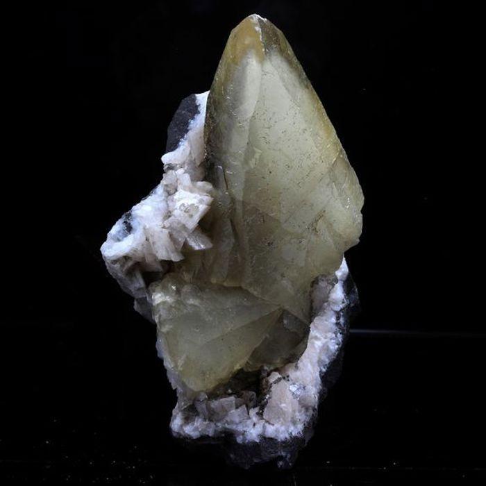 Pierres et Minéraux. Calcite, Dolomite. 292.5 ct. Anduze, Gard, Occitanie, France.