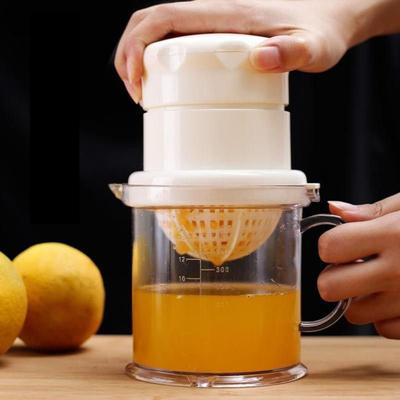 Manual Juicer 450ml Compact Container Non Slip Stable Base Portable Citrus Squeezer for Lemons Limes Oranges Easy To Clean Travel Kitchen Tool