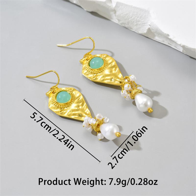

Vintage Metal Water Droplet Pattern Inlaid with Green Stones Earrings Personality Imitation Pearl Dangle Earrings for Women золотий