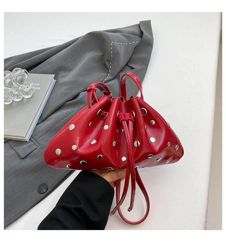 

Корейська сумка-відро на шнурку в стилі ins 2025 нова трендова проста модна сумка через плече індивідуальні заклепки іноземний стиль сумка-месенджер червоний