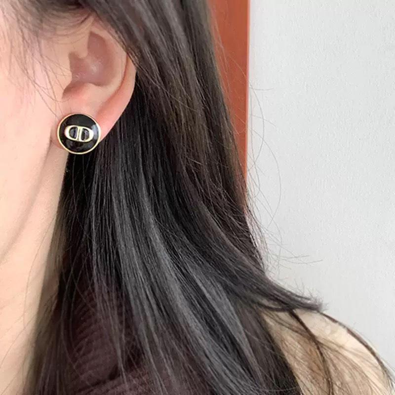 Brincos de Tarraxa Redondos Esmaltados Pretos Retro Seiko Diga D para Mulheres