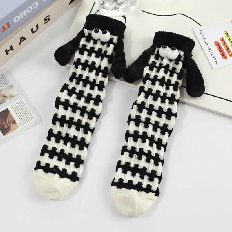 

Creative Winter Fun Magnet Big Eyes Holding Hands Couple Long Socks Dopamine Warm And Comfortable Long Socks Gifts чёрный