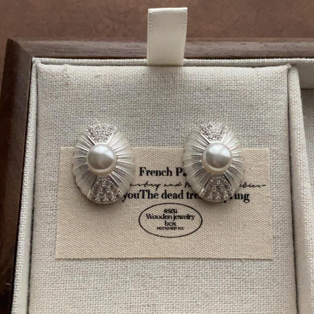 "Vintage Creamy Yellow Starfish Ear Clips: Elegant and Cute, Piercing-Free Sea Star Earrings"