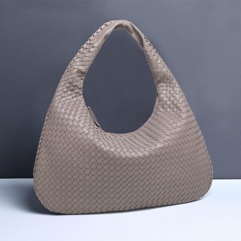 Spring and summer new crescent moon women's bag woven handbag large capacity simple versatile croissant zipper model