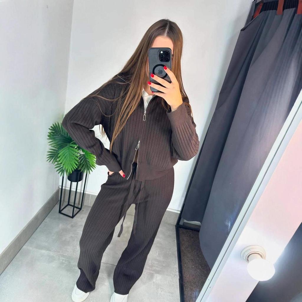 Herbstmode 2025: Vielseitiges Strickpullover-Cardigan- und Langhosen-Set für Damen