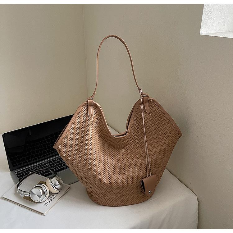 

Relaxed retro woven bag women s bag 2025 new light luxury niche high-end commuter tote bag shoulder bag хакі