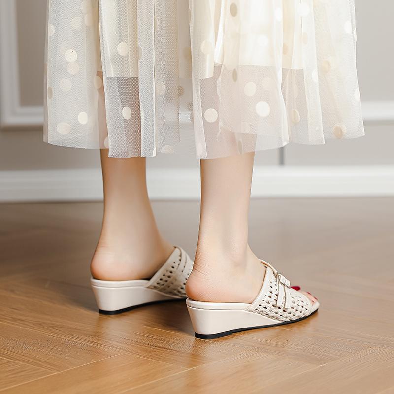Korean version of hollowed-out woven thick-heeled cool slippers for women to wear 2025 summer new retro open-toed lazy slippers