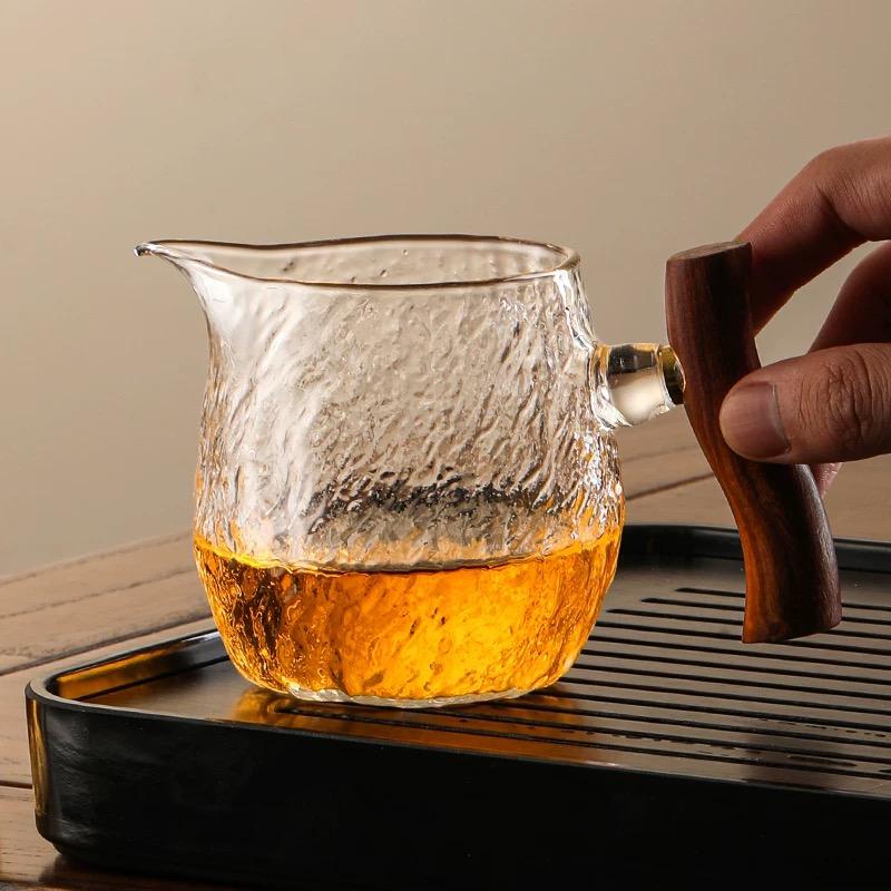 

330ml Hammered Pattern Glass Fair Cup Tea Dispenser With Wood Handle Kung Fu Tea Cup Brewing Puer Chahai Tea Cup Set 330ML