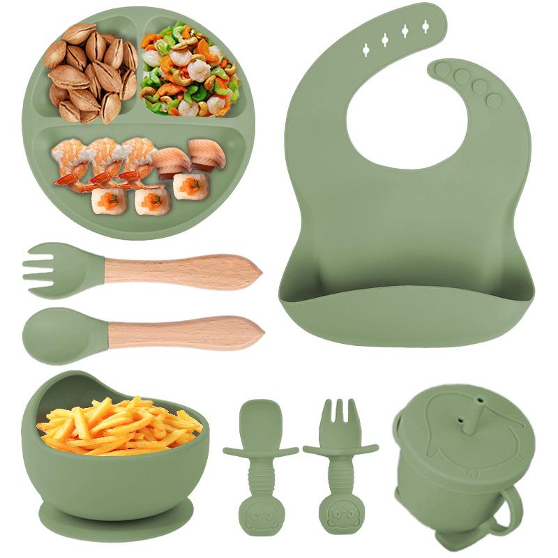 Silikon-Baby-Fütterset, 8 Teile, inklusive Saugnapf, Schüssel, Lätzchen, Löffel, Gabel und Trinklernbecher