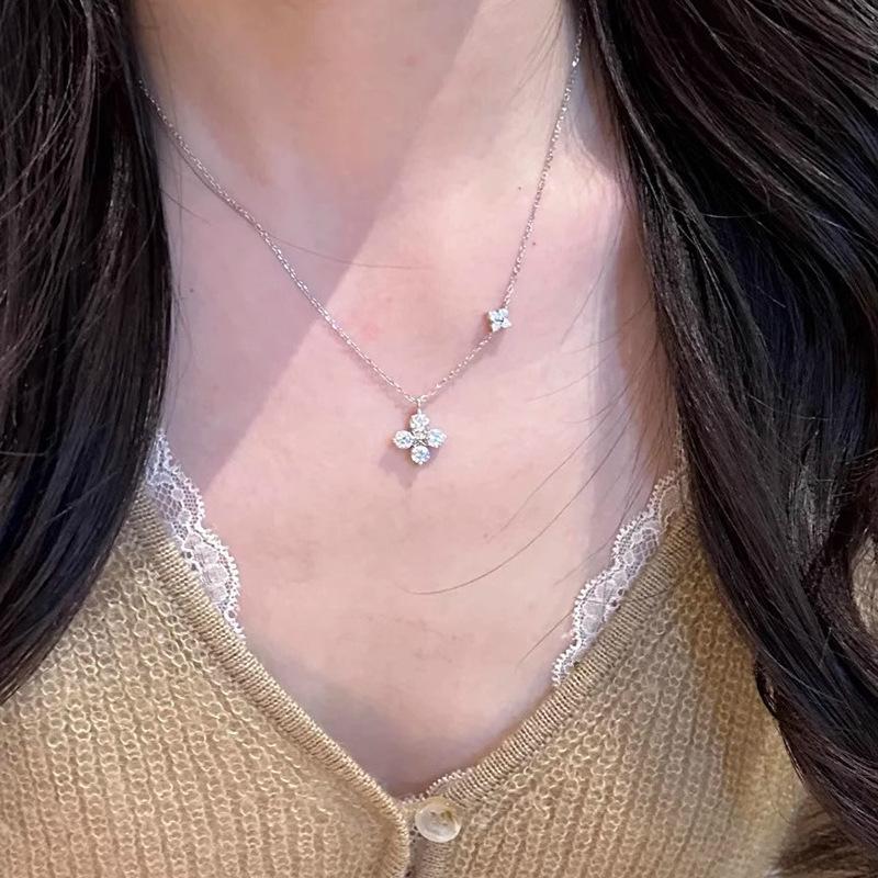 Twin Four-leaf Clover Necklace Women's Light Luxury Texture Flash Small Flower Neck Chain Noble Sense Synthetic Zircon Pendant Collarbone Chain
