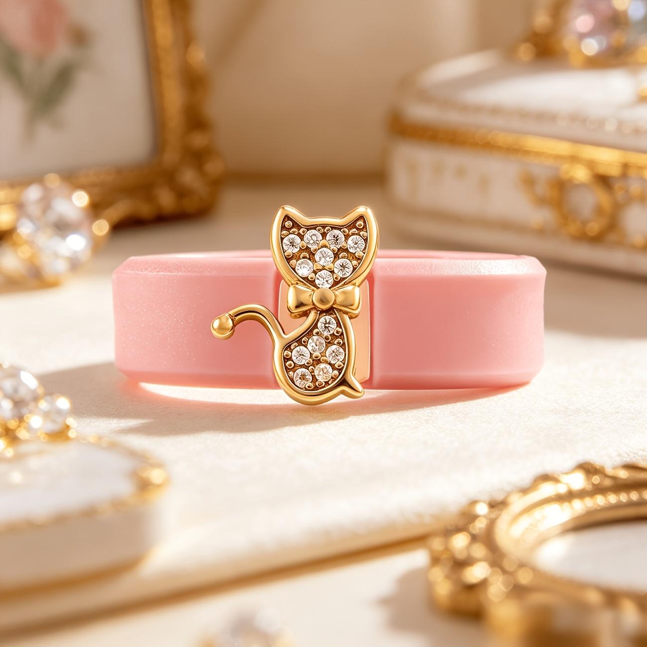Eleganter mehrfarbiger Silikonring mit funkelndem goldenem Schleifen-Kitty-Pavé-Zirkonia-Ornament Zierlich Lässig Haustierliebhaber Verlobungsschmuck 6