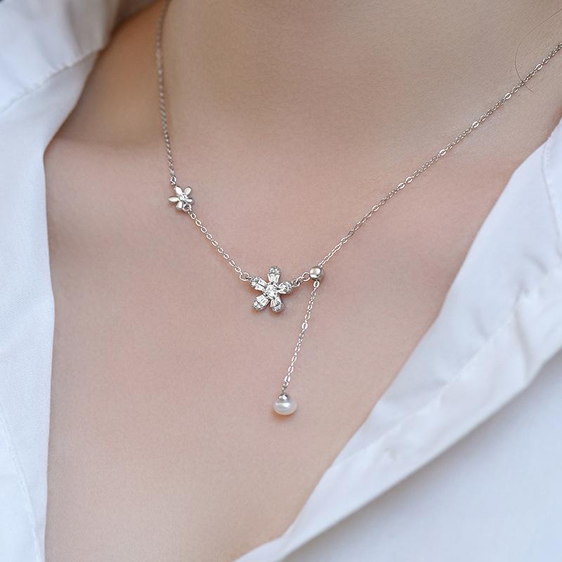 Floral Tassel Necklace, Sweet and Versatile, with A Girlish and Luxurious Feel, and A Niche Design for The Collarbone Chain