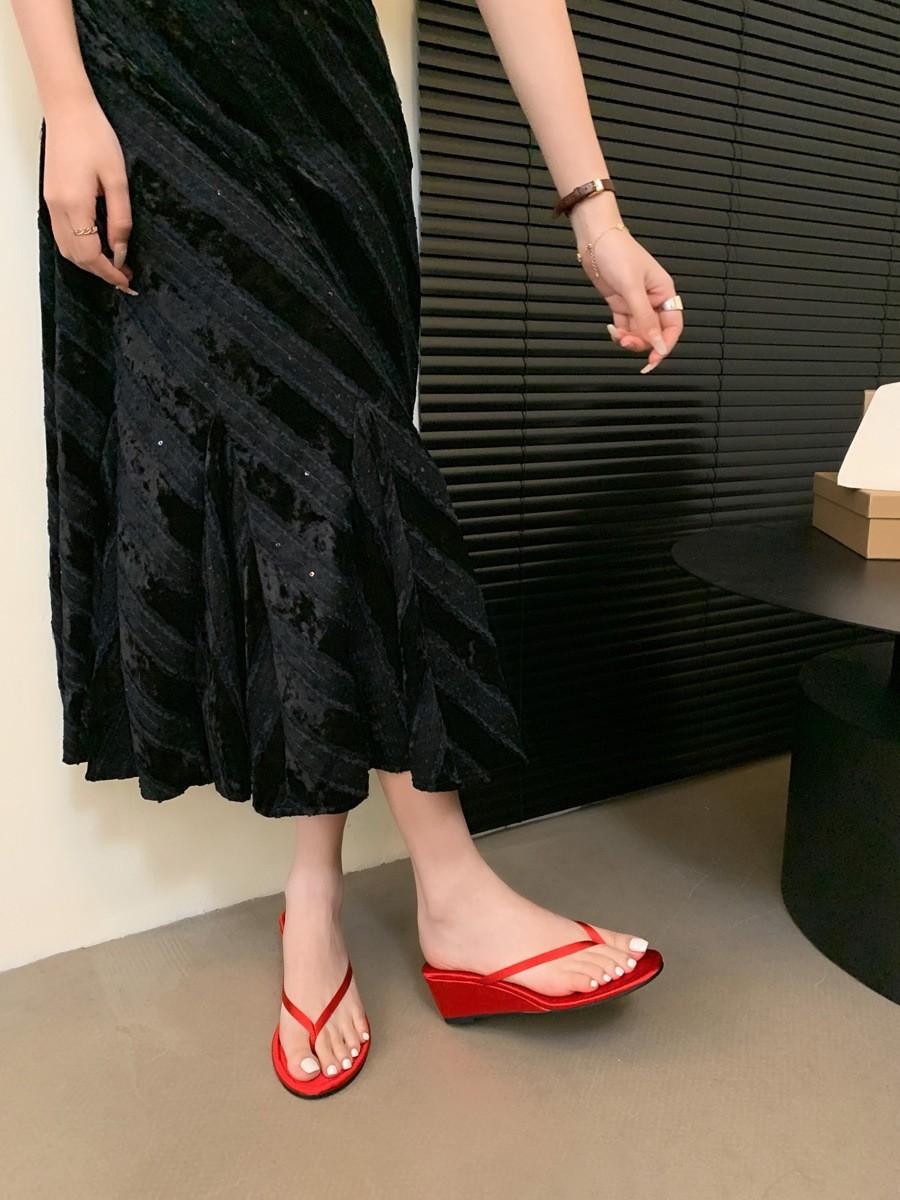 

Красные шлепанцы на толстой подошве, шлепанцы с перемычкой для пальца, детские новые нишевые, для отпуска, пляжные, полушлепанцы 39 красный