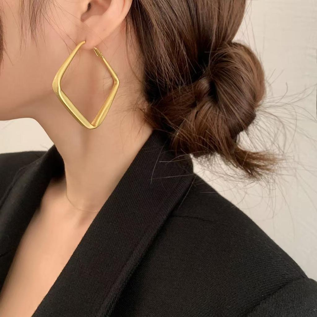 Dumb gold square earrings 1111 new European and American exaggerated stud earrings, high-end sense simple and versatile temperament large earrings