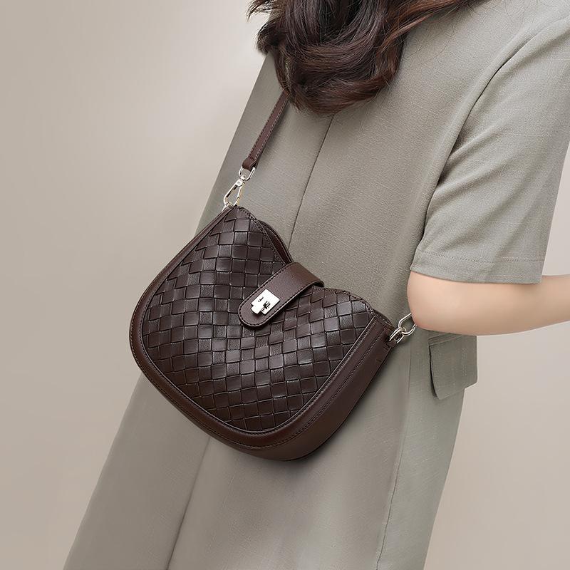 

Bags New women s bags Autumn and winter leather shoulder bags Crossbody bags Premium commuter woven bags темно-коричневого