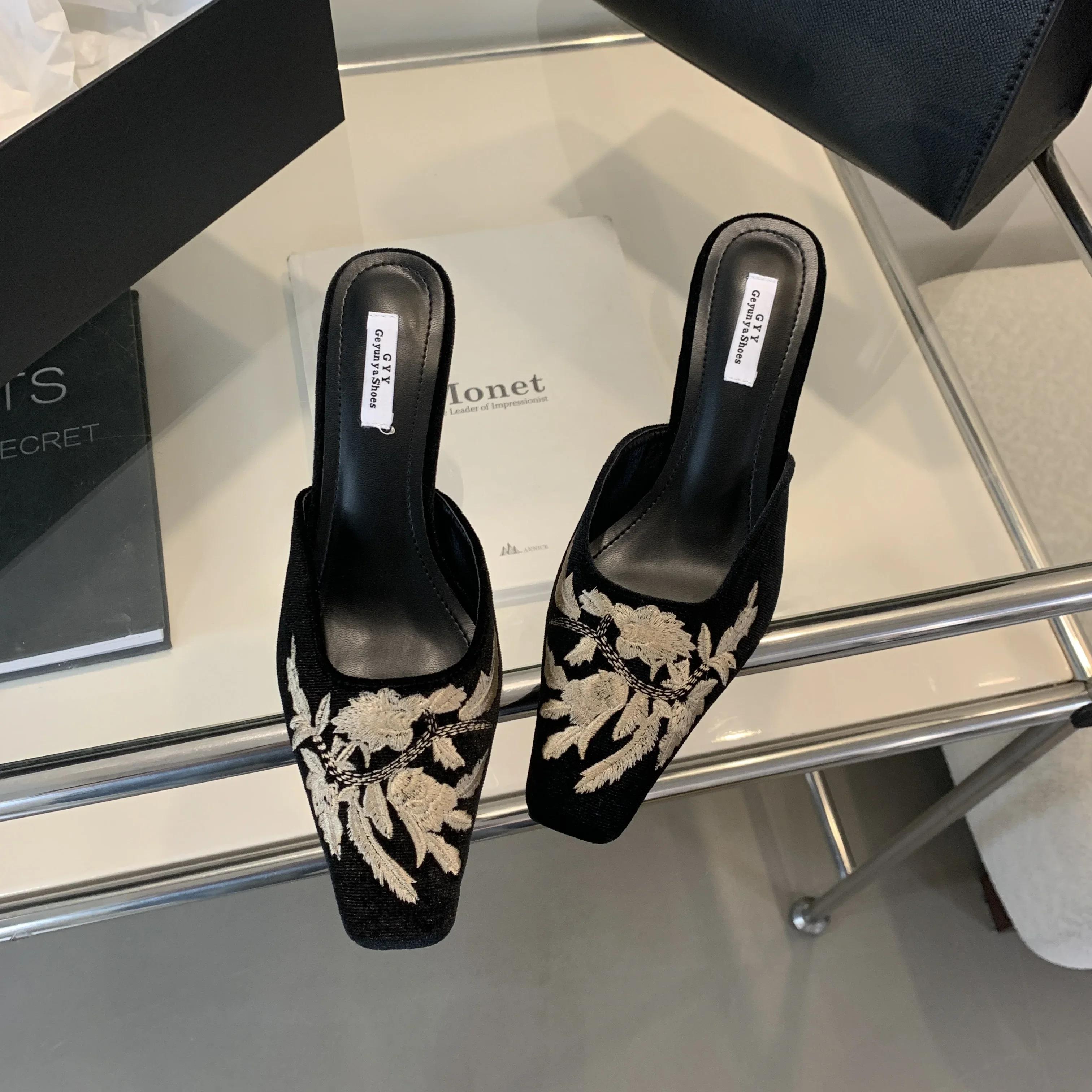 

Осенние модные женские тапочки с квадратным носком и вышитым цветком, замшевые тапочки на высоком каблуке, подиумная домашняя домашняя обувь 39 чёрный