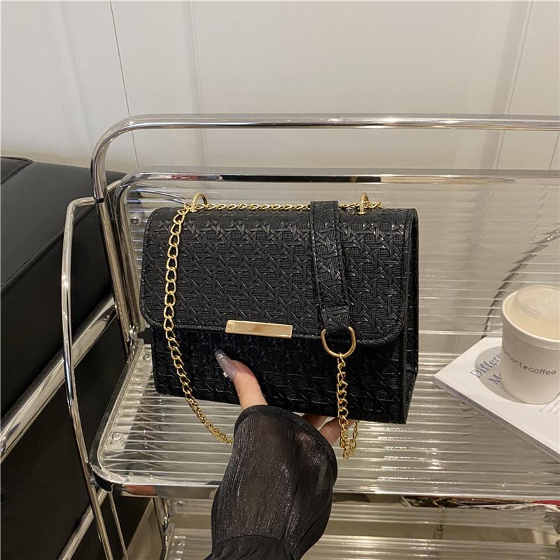 

2025 trendy new high-end niche solid color design chain female Korean version simple casual shoulder crossbody small square bag чёрный