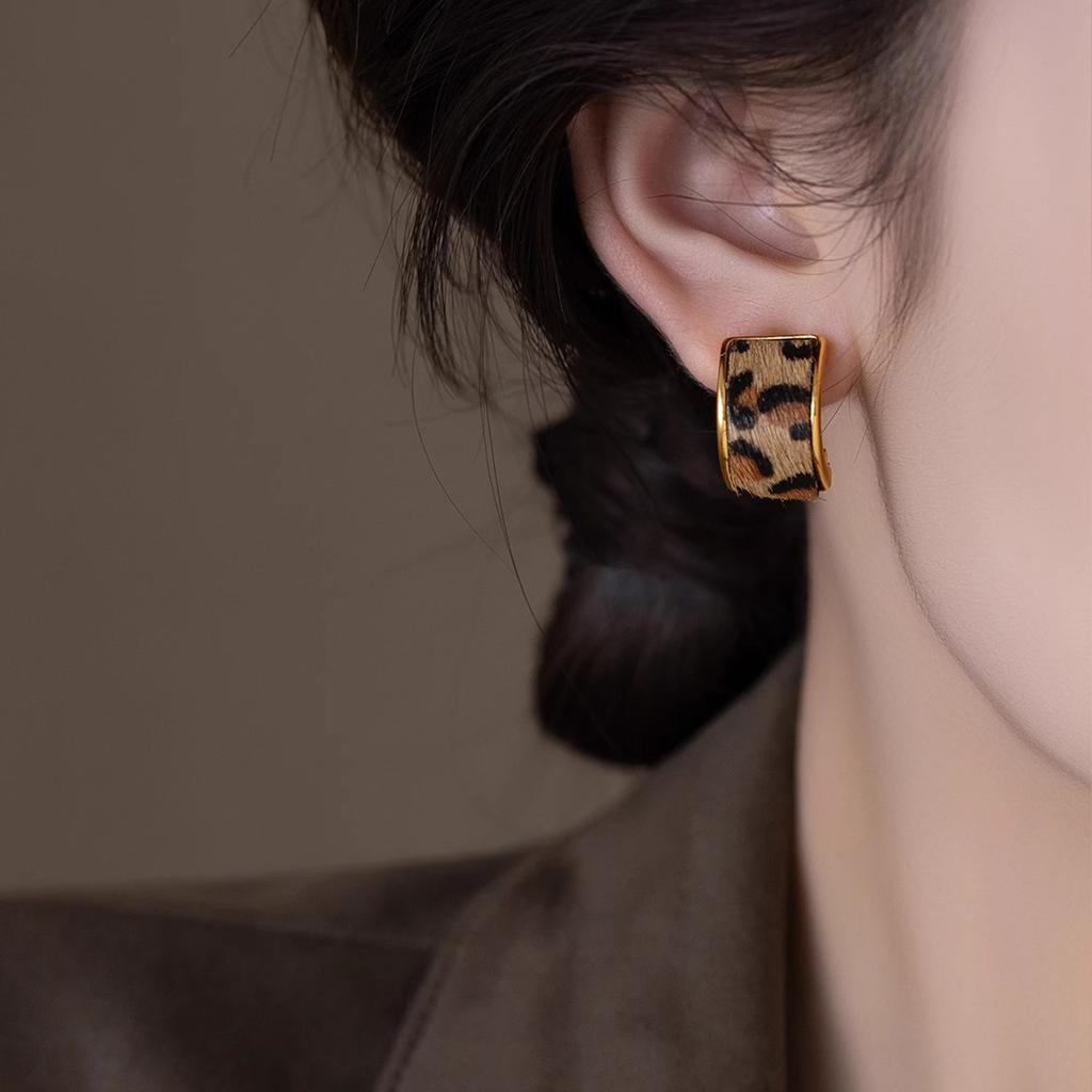 Luxurious And Sophisticated Leopard Print C-shaped Ear Stud, An Elegant Accessory