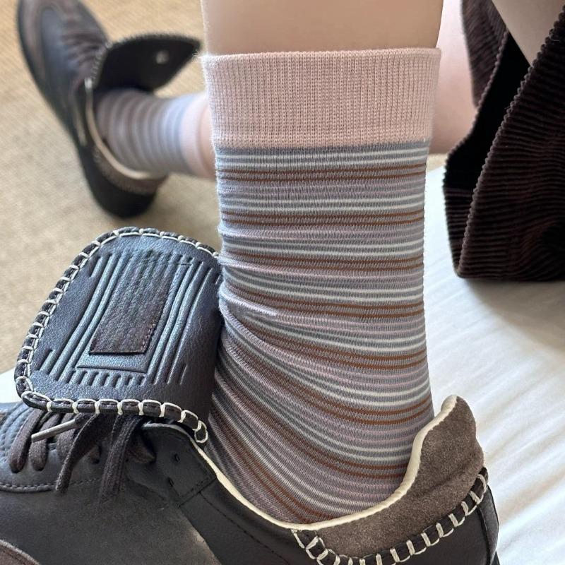 The Classic and Retro Striped Striped Striped Mid-calf Socks In Early Autumn Are Versatile and Can Be Paired In Different Colors
