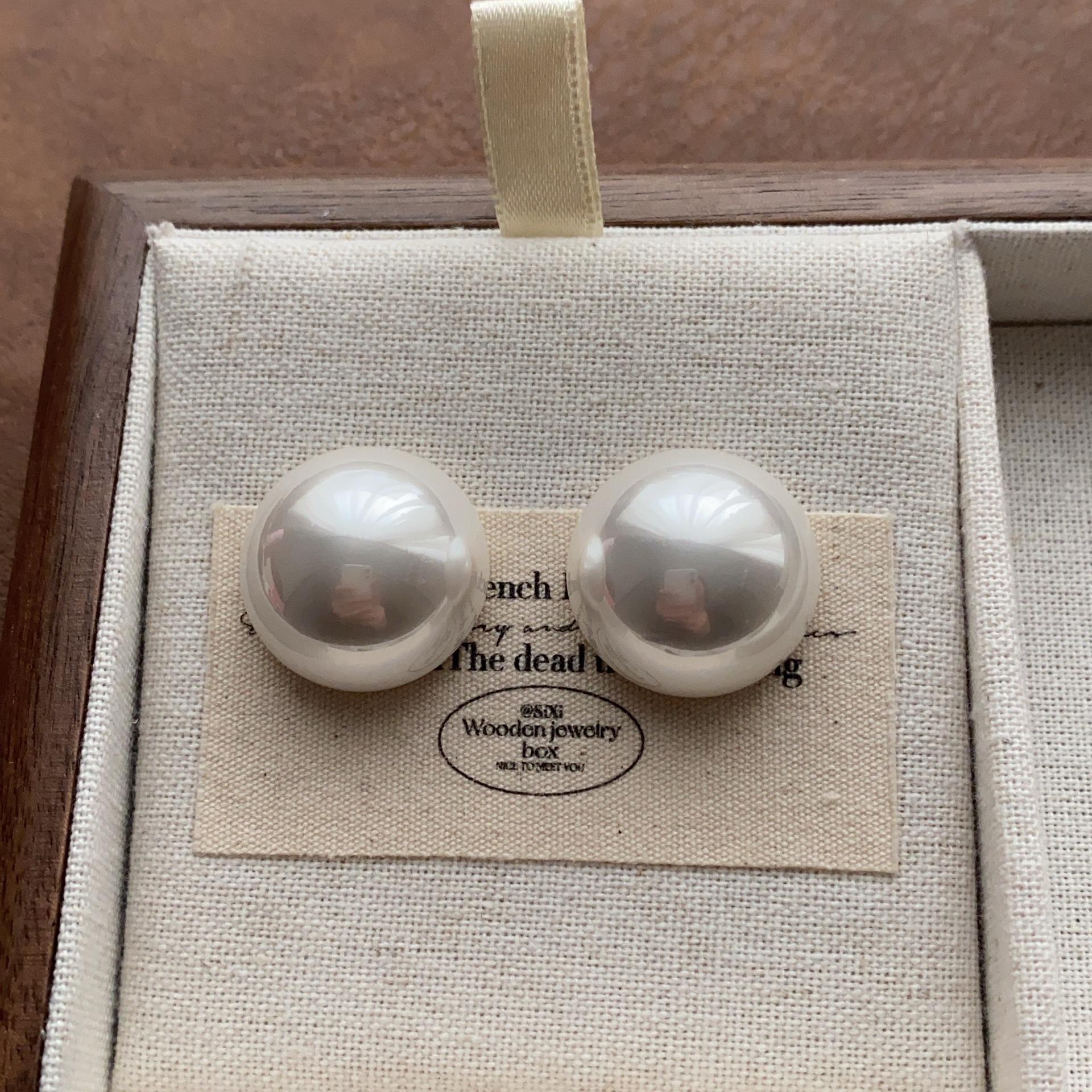 Three-dimensional hemispherical pearl stud earrings, high-end sense round classic warm pearl earrings, niche light luxury daily earrings