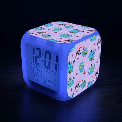 Kleiner digitaler Wecker mit LED-Anzeige für Schlafzimmer Nachttisch Batteriebetrieben Elektrische Uhr mit großer Zahlenanzeige Anime Therm