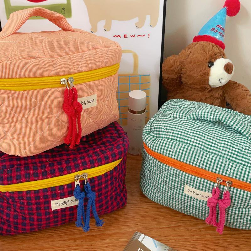 Creative Contrast Plaid Cosmetic Bag: Large Capacity, Hand-Held Travel Makeup and Brush Storage for Women.