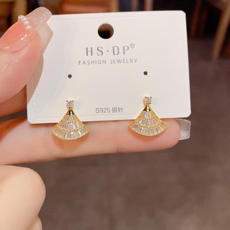 Fan-shaped Small Earrings Are Exquisite, Fashionable and Versatile. Small and Super Shiny Silver Needle Earrings Are Simple Earrings.