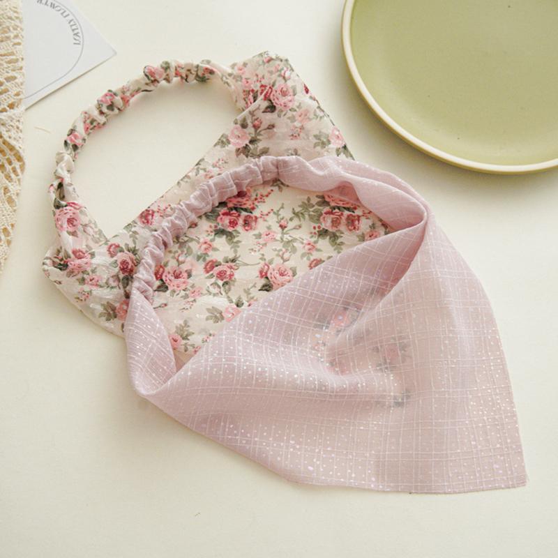 1Pieces Sweet Floral Headscarf Vintage Silk Fabric Triangle Bandanas Hair Scarfs Mountaineering Scarf Christmas Gifts