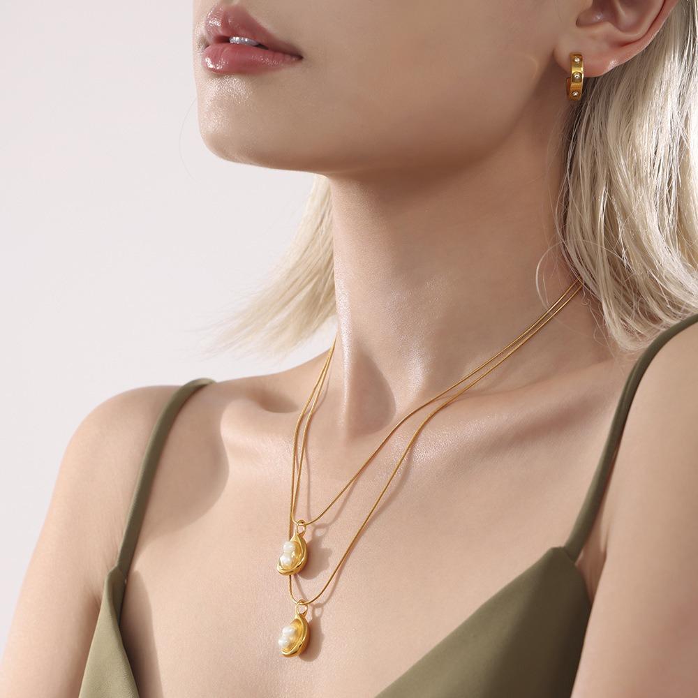 Stylish freshwater pearl versatile high-end necklace personalized simple titanium steel gold-plated