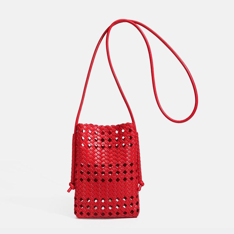 A Niche Woven Mobile Phone Bag with A Hollow Design, Featuring Fashionable and Casual Beach-style Cross-body Style. Casually