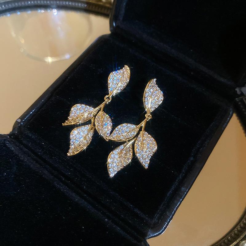 Zircon Leaf Tassel Earrings for Women High-end French Retro Fashion Drop Earring Temperament Versatile Luxury Designer Zircon